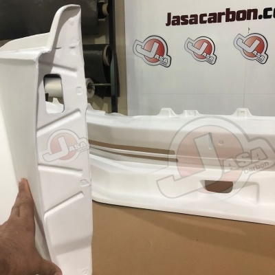 Peças automóveis brancas em fibra de carbono com fundo do website Jasacarbon.com