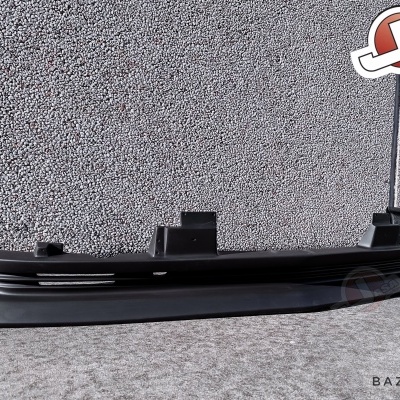 Para-choques dianteiro preto para automóvel com superfície lisa e detalhes em relevo