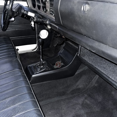 Interior de carro clássico com bancos em vinil preto e painel preto com volante