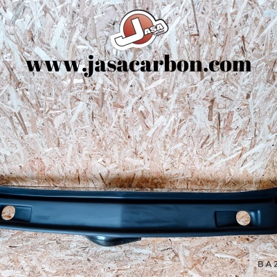 Spoiler traseiro preto fosco sobre superfície de madeira com texto e logotipo ao fundo