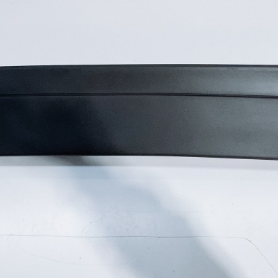 Barra ou spoiler traseiro preto fosco em plástico com textura lisa