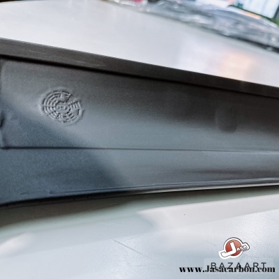 Régua metálica cinza escura com padrão circular gravado