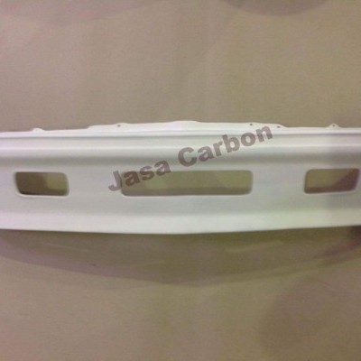 Parachoques frontal branco de automóvel com texto 'Jasa Carbon'