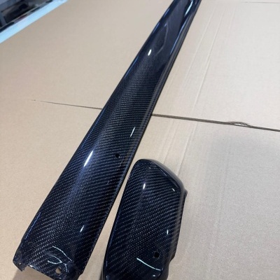 Peças automóveis em fibra de carbono preta sobre cartão