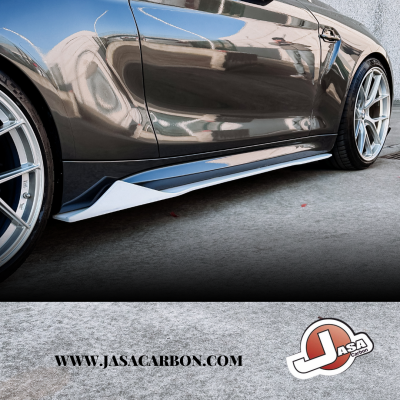 Automóvel desportivo cinza escuro com friso lateral preto e branco e rodas prateadas