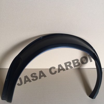 Arco de roda preto brilhante com texto JASA CARBON no fundo