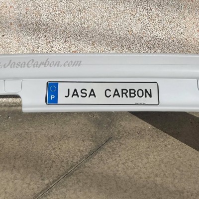 Para-choques traseiro branco para automóvel com texto www.JasaCarbon.com e chapa de matrícula JASA CARBON