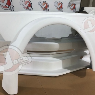 peça dianteira branca em fibra de carbono para carro com logotipo Jasa Carbon ao fundo