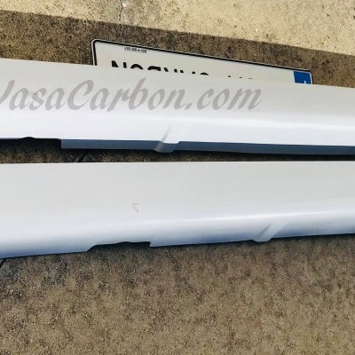 Dois frisos laterais brancos para carro com texto www.JasaCarbon.com em superfície de pedra