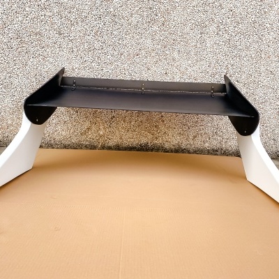 Aerofólio de carro com asas laterais brancas e centro preto