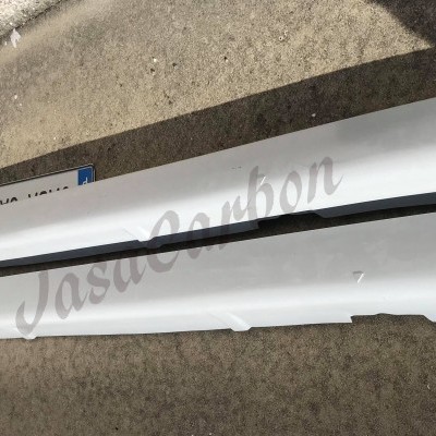 Dois frisos brancos para carro sobre chão de concreto