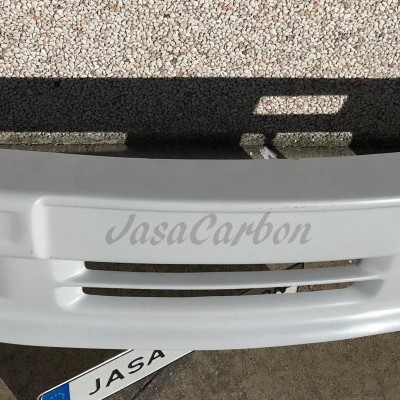 Para-choques frontal cinzento claro com inscrição JasaCarbon e placa JASA