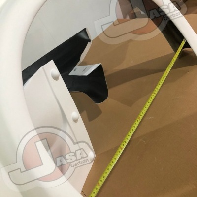 Guarda-lamas branco para automóvel com fita métrica sobre superfície