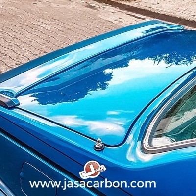 Carro azul com spoiler preto e texto www.jasacarbon.com