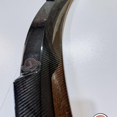 Spoiler traseiro preto de fibra de carbono com autocolante J ASA