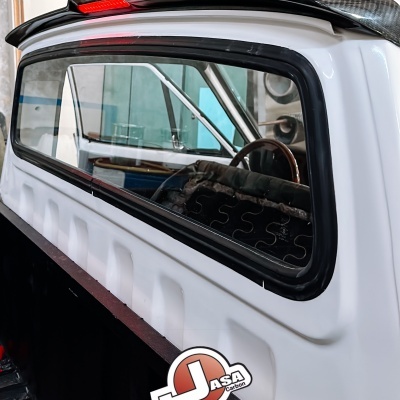 Janela traseira de carro com moldura preta e logótipo Jasa Carbon