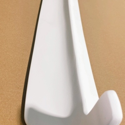 Barra lateral branca para carro sobre superfície de cartão castanho