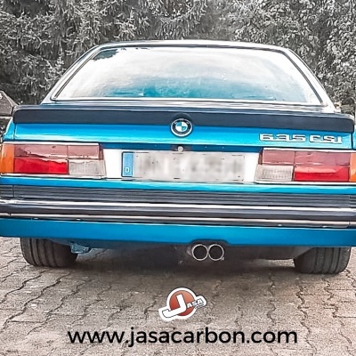 Carro BMW azul modelo 635 CSI visto pela traseira