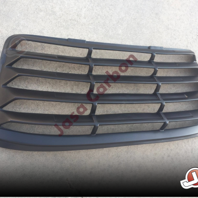 Grelha de automóvel preta com lâminas horizontais e logótipo Jasa Carbon