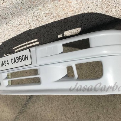 Para-choques dianteiro branco com texto JasaCarbon e chapa de matrícula JASA CARBON