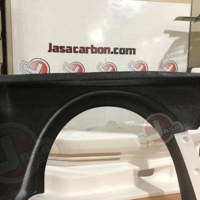 Painel automóvel preto fosco com texto JasaCarbon.com ao fundo