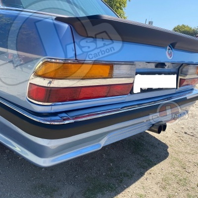 Parte traseira de um carro azul com farol traseiro e pára-choques