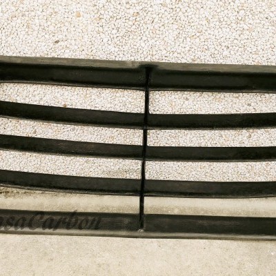 Grelha preta de plástico com ripas horizontais