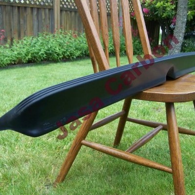 Defletor de vento preto em plástico rígido sobre cadeira de madeira no jardim