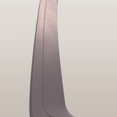 Peça automóvel plástica cinzenta alongada e curva