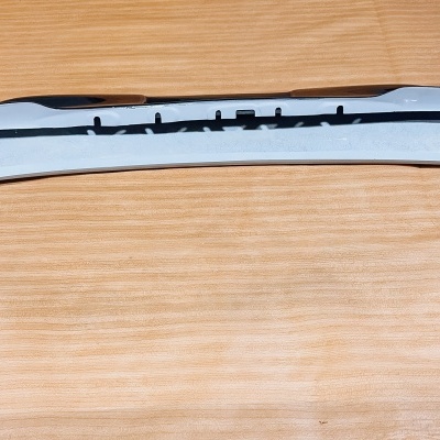 Adesivo autocolante preto longo com superfície adesiva exposta sobre madeira clara