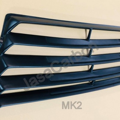 Grelha frontal preta de carro com barras horizontais sobre superfície bege