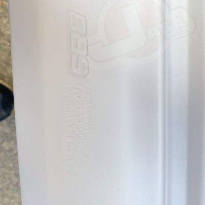 Superfície plástica branca com relevo de texto em espanhol