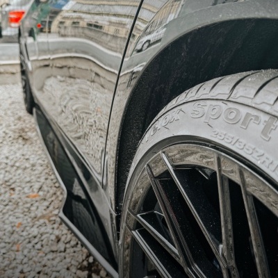 Roda dianteira direita de carro preto com pneu Toyo Proxes Sport e jantes pretas