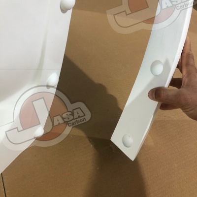 Duas peças brancas rígidas com bloqueadores cilíndricos fotografadas sobre superfície castanha com logotipo JASA Carbon.