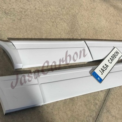 Peças brancas para carro com placa JASA CARBON no chão