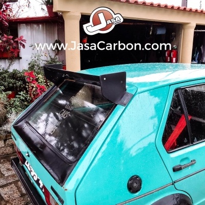 Carro verde com spoiler preto e vidros escurecidos, texto JasaCarbon.com visível