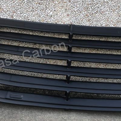 Grelha de ventilação automóvel preta com texto 'lasa carbon'