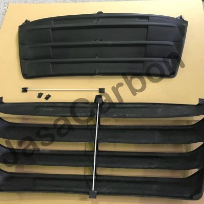 Duas grelhas pretas de carro com diferentes padrões horizontais ao fundo claro