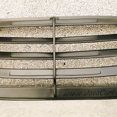 Grelha preta para carro com barras horizontais e textos ALPINE e www.asacarbon.com