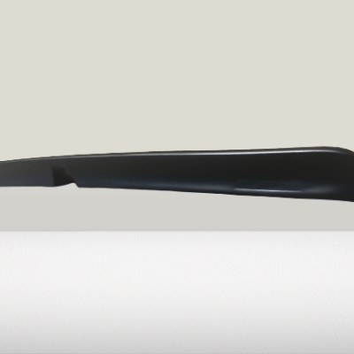 Spoiler traseiro de carro preto com acabamento liso sobre superfície branca