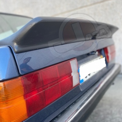 Traseira de carro azul com spoiler preto e luzes traseiras coloridas