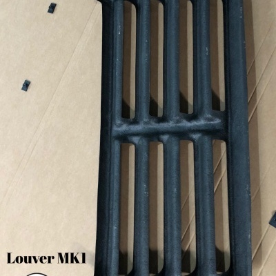 Grelha de ventilação preta com oito lamelas verticais sobre cartão castanho com texto e logótipo Jasa.