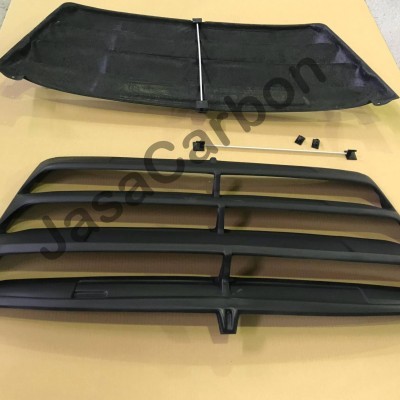 Conjunto de acessórios automóveis preto com grelha e cobertura sobre superfície amarela