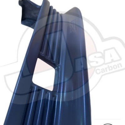 Peça automóvel azul escuro com recorte retangular e nervuras verticais