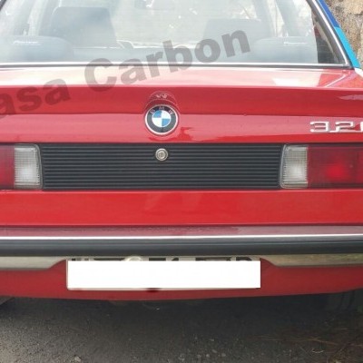 Parte traseira de carro BMW vermelho modelo 320