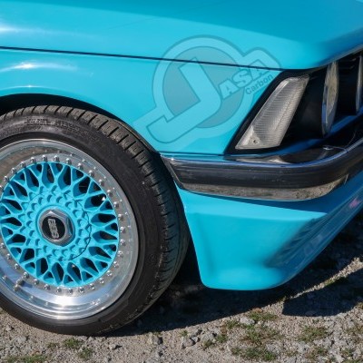 Parte dianteira de carro clássico azul com rodas BBS azuis e pára-choques preto