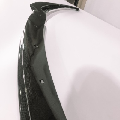 Pára-choques dianteiro preto em fibra de carbono