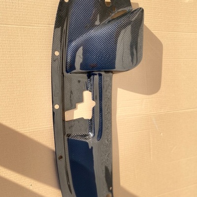 Parte de carroçaria em fibra de carbono azul escura com acabamento brilhante