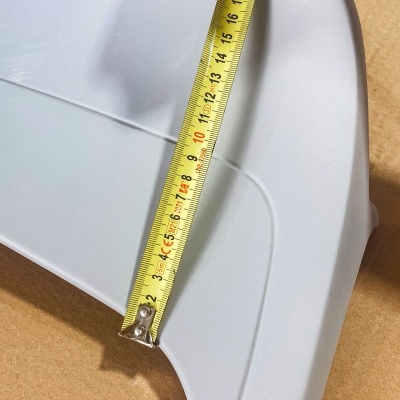 Spoiler traseiro branco BMW E30 XL com fita métrica