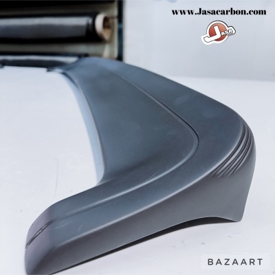 Spoiler traseiro preto fosco para automóvel sobre superfície branca